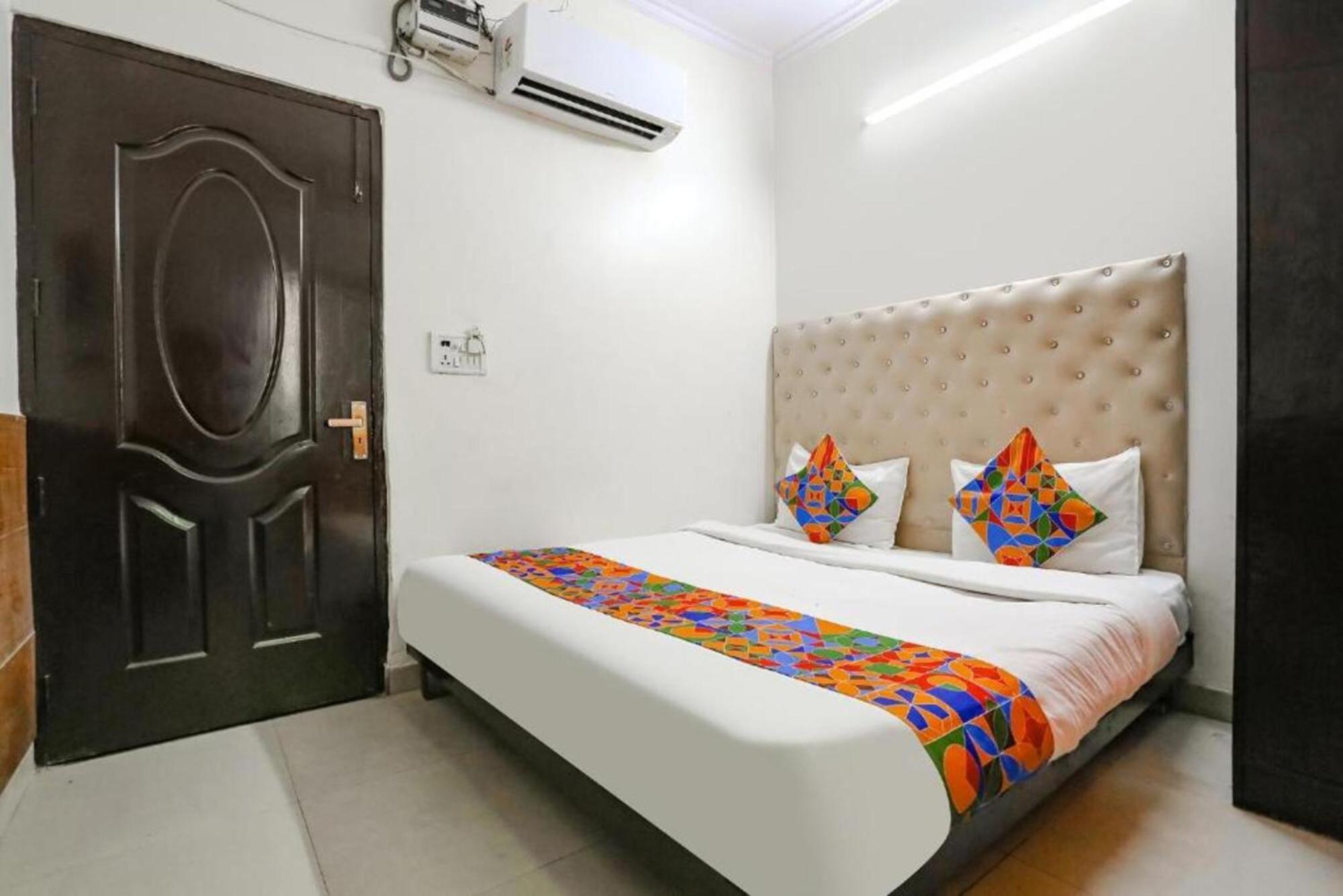 Lazeez - Near Market New Delhi