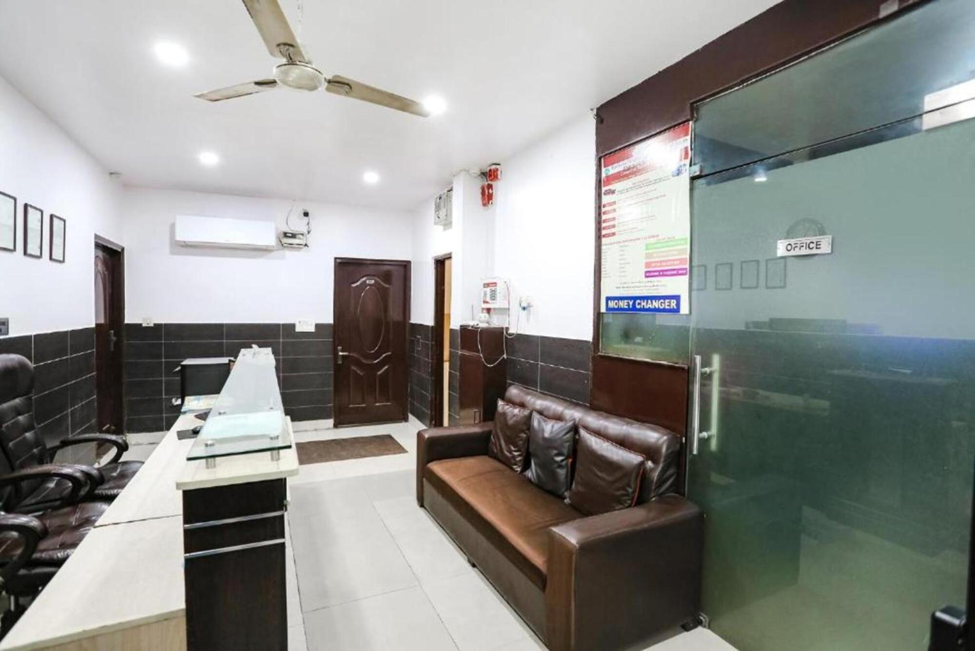 Lazeez - Near Market New Delhi